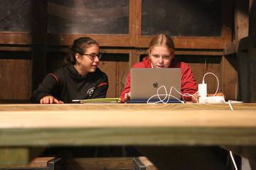 Ema und Elena lösen Aufgaben