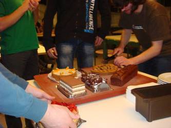 Sandro am Kuchenschneiden