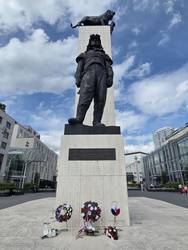 statue
